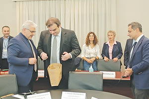 Πολύς κόσμος χθες στο ΙΤΕ για το μνημόνιο που υπεγράφη παρουσία του υπουργού κ. Πιερρακάκη. Τον υποδέχθηκε εκεί ο πρόεδρος κ. Ταβερναράκης, παρουσία του υφυπουργού Ανάπτυξης κ .Σενετάκη, του περιφερειάρχη κ. Αρναουτάκη, του δημάρχου κ. Λαμπρινού, αλλά και του Αρχιεπισκόπου κ. Ευγενίου, του βουλευτή κ. Κεφαλογιάννη κά.