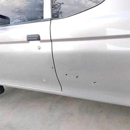 Τέσσερις σφαίρες κατέληξαν στο αυτοκίνητο του θύματος 