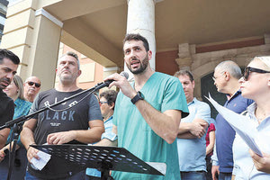 Ηρθε από τη Σητεία για να κάνει ειδικότητα στο Βενιζέλειο ο Μιχάλης Γιακουμάκης που συγκίνησε όταν πήρε το μικρόφωνο