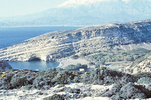 ΦΩΤΟΗΜΕΡΑΣ: Τα Μάταλα το 1976. Στο βάθος ο Ψηλορείτης (φωτογραφία University of York).