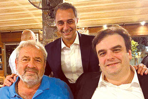 Πήγε με κυβερνητικά στελέχη και την ηγετική ομάδα του ΙΤΕ να δειπνήσει στου «Πετούση» ο υπουργός Παιδείας Κυριάκος Πιερρακάκης. Εκεί συνάντησε έναν παλιό του φίλο, τον Γιώργο Στειακάκη («Βράχος»), με τον οποίο συνδέθηκαν τα παλιά καλά χρόνια του ΠΑΣΟΚ. Και είχαν πολλά να πουν, σε άλλο τόνο πια, βλέπετε, ήταν παρών και ο υφυπουργός κ. Μάξιμος Σενετάκης.