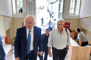 Όλοι ρωτούσαν χθες «μα τι ήθελε ο Ρούσος Κυπριωτάκης στα δικαστήρια» και φαίνεται στο κάδρο της φωτογραφίας από την επίσκεψη Φλωρίδη. Προφανώς αγνοούσαν τη στενή φιλία του πρώην δημάρχου του Δήμου «Νίκος Καζαντζάκης» με τον υπουργό Δικαιοσύνης και πρώην επιφανές στέλεχος του εκσυγχρονιστικού ΠΑΣΟΚ. Μια φιλία που έφερνε τον κ. Φλωρίδη συχνά πυκνά στο Ηράκλειο, όπου διατηρεί και άλλες σχέσεις. Πάντως κάποιοι δικηγόροι που ήταν χθες στο Δικαστικό Μέγαρο Ηρακλείου γνώριζαν αυτή τη σχέση. Και πώς να μην τη γνωρίζουν, όταν και οι ίδιοι ήταν μια αξέχαστη βραδιά σε καζάνι του Αλαγνίου, μαζί με τον δήμαρχο και το τότε στέλεχος του ΠΑΣΟΚ;