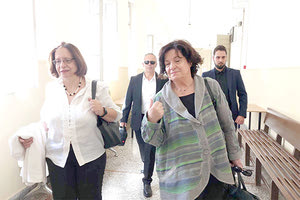 Οι κυρίες Αδειλίνη (αριστερά) και Κλάπα -Χριστοδουλέα στο Δικαστικό Μέγαρο Ηρακλείου