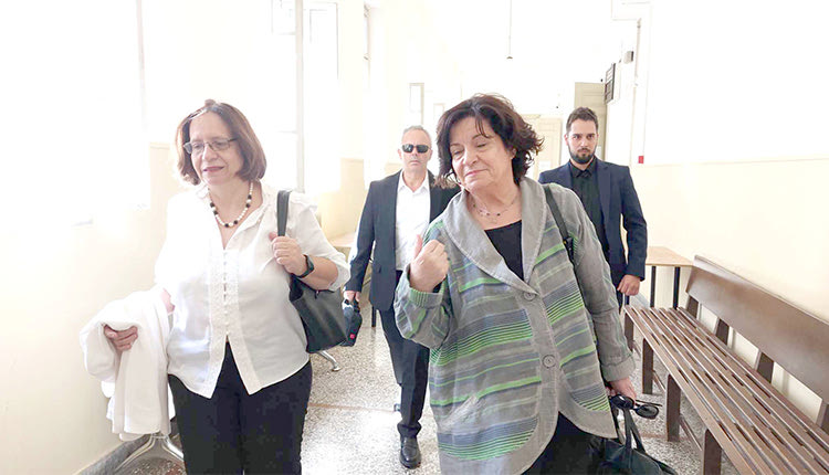 Οι κυρίες Αδειλίνη (αριστερά) και Κλάπα -Χριστοδουλέα στο Δικαστικό Μέγαρο Ηρακλείου