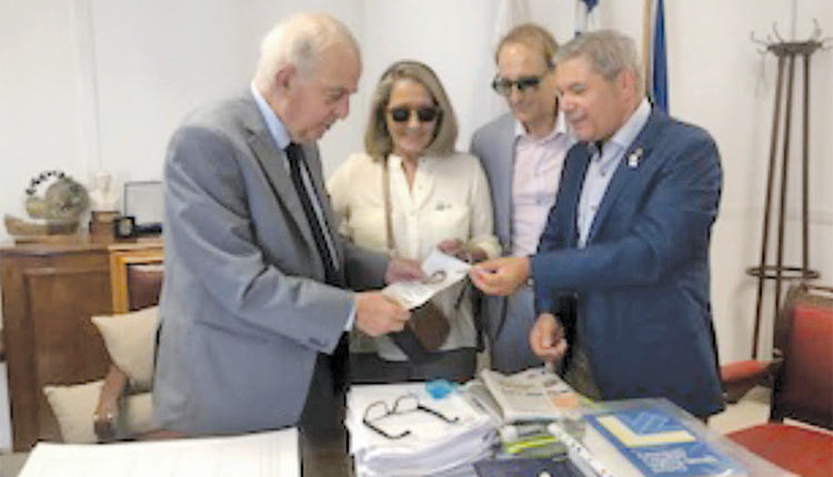 ΣΥΝΑΝΤΗΣΗ ΜΕ ΤΟΝ ΔΗΜΑΡΧΟ ΗΡΑΚΛΕΙΟΥ ΒΑΣΙΛΕΙΟ ΛΑΜΠΡΙΝΟ
Επίσημη επίσκεψη του διοικητή της 2475 Π.Δ.Ρ στον Ροταριανό Όμιλο Candia  