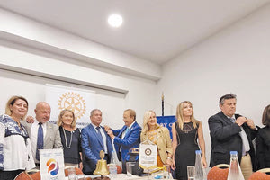 ΣΥΝΑΝΤΗΣΗ ΜΕ ΤΟΝ ΔΗΜΑΡΧΟ ΗΡΑΚΛΕΙΟΥ ΒΑΣΙΛΕΙΟ ΛΑΜΠΡΙΝΟ Επίσημη επίσκεψη του διοικητή της 2475 Π.Δ.Ρ στον Ροταριανό Όμιλο Candia