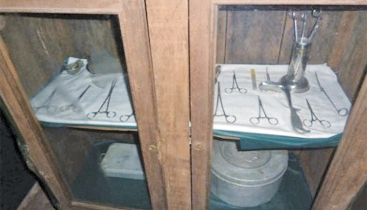 Ιατρικός εξοπλισμός της εποχής, σε φωριαμό στα βάθη της βιετναμέζικης γης