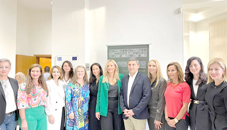 Αυγενάκης: Επίδομα μητρότητας στις αγρότισσες