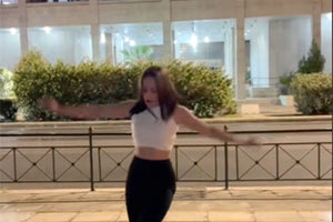 Παντού στα social media -και ειδικά στο TikTok- είναι τις τελευταίες ημέρες μία χορογράφος από την Αθήνα που θέλησε να πει με τον δικό της τρόπο «ευχαριστώ» στην Ελληνική Αστυνομία.