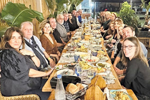 Την αναβάθμιση της ελληνικής οικονομίας σε ΒΒΒ- με σταθερό outlook (από BB+ με θετικό outlook προηγουμένως) ανακοίνωσε ο οίκος αξιολόγησης Standard & Poor’s. Η αξιολόγηση αυτή κατατάσσει (και τυπικά) το ελληνικό αξιόχρεο σε καθεστώς «επενδυτικής βαθμίδας» (investment grade).