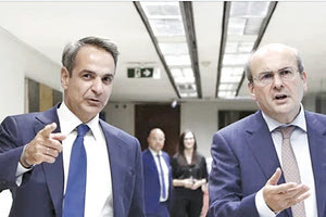 Την αναβάθμιση της ελληνικής οικονομίας σε ΒΒΒ- με σταθερό outlook (από BB+ με θετικό outlook προηγουμένως) ανακοίνωσε ο οίκος αξιολόγησης Standard & Poor’s. Η αξιολόγηση αυτή κατατάσσει (και τυπικά) το ελληνικό αξιόχρεο σε καθεστώς «επενδυτικής βαθμίδας» (investment grade).