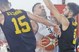 Ο Λιανός του ΟΦΗ ανάμεσα σε δύο παίκτες της Δάφνης