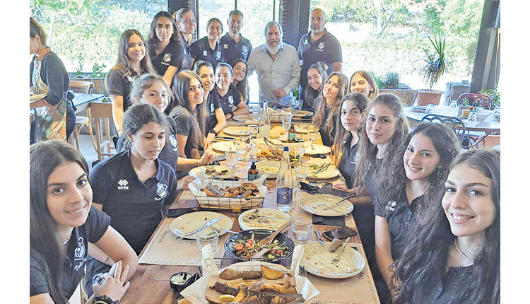 Γεύμα στα κορίτσια της ομάδας βόλεϊ του ΟΦΗ, παρέθεσε ο πρόεδρος του συλλόγου Γιάννης Δανδάλης,