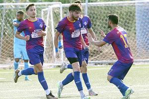 Οι παίκτες του Αλμυρού πανηγυρίζουν το 2ο γκολ στο χθεσινό ματς που σημείωσε ο Ξενοκτιστάκης