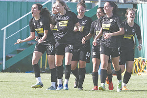 Οι παίκτριες του ΟΦΗ πανηγυρίζουν το γκολ της νίκης στο Κορωπί