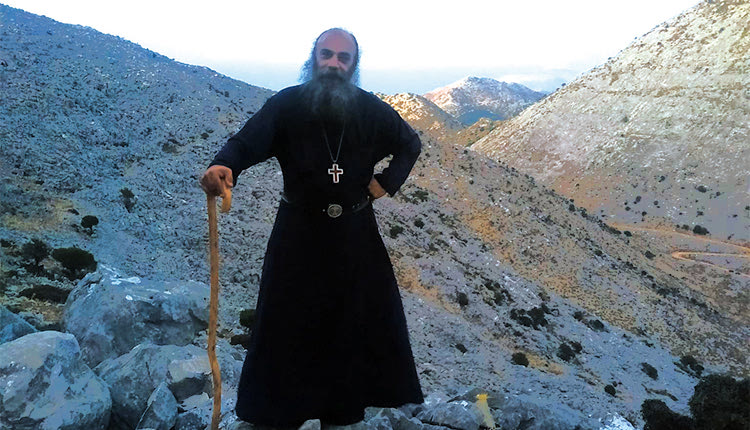 Προσεύχεται για την 
ειρήνη ο Αρχιμανδρίτης Πορφύριος