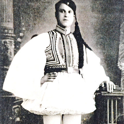 Γεώργιος Μιχαήλ Χαραλαμπάκης, 1915 – 2010, ανάπηρος εκ κρυοπαγημάτων του Ελληνοϊταλικού πολέμου. Στην φωτογραφία 
με τη στολή του Ευζώνου της Προεδρικής Φρουράς