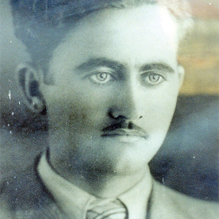 Ο στρατιώτης Σαββάκης Μανόλης του Ιωάννου από το χωριό Αποστόλοι Πεδιάδος. Από τους πρώτους 
νεκρούς της Κρητικής Μεραρχίας, έπεσε στις 
28 Ιανουαρίου 1941 μετά από βομβαρδισμό 
ιταλικών αεροπλάνων