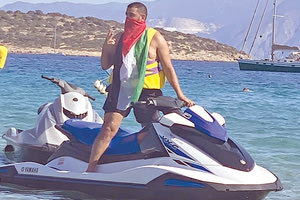 Μπορεί στο Ισραήλ ή αλλού να μην το κάνουν, αλλά τους είδα να το κάνουν στην Κρήτη. Σε παραλία του νησιού την Κυριακή. Να κάνουν τζετ σκι και επαναστατικές ασκήσεις. Να σηκώνουν τις σημαίες της Παλαιστίνης και να φωτογραφίζονται με το σήμα της νίκης.