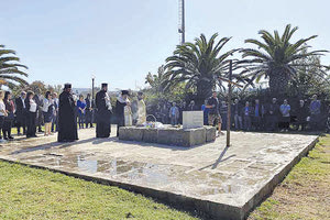 ΣΤΙΣ 26 ΟΚΤΩΒΡΙΟΥ, ΗΜΕΡΑ ΠΟΥ Ο ΜΕΓΑΛΟΣ ΣΥΓΓΡΑΦΕΑΣ ΕΦΥΓΕ ΑΠΟ ΤΗ ΖΩΗ Τρισάγιο στους τάφους Νίκου και Ελένης