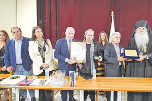 ΜΕΣΑ ΣΕ ΠΑΡΑΤΕΤΑΜΕΝΑ ΧΕΙΡΟΚΡΟΤΗΜΑΤΑ ΑΠΟ ΤΟ ΚΟΙΝΟ Ο Βασίλης Σκουλάς αναγορεύτηκε επίτιμος καθηγητής του Ωδείου της Ιεράς Μητροπόλεως Πειραιώς