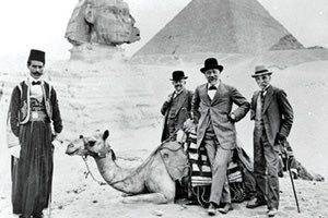 ΦΩΤΟΗΜΕΡΑΣ: O Eλευθέριος Βενιζέλος το 1915 στην Αίγυπτο, στις πυραμίδες.