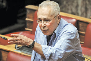 Για αντιπολίτευση η οποία στην Ελλάδα δεν κάνει τίποτα εκτός από το να υπάρχει έκανε λόγο ο πρώην βουλευτής ΣΥΡΙΖΑ Κώστας Ζουράρις, ενώ όπως χαρακτηριστικά είπε ο ίδιος, ως αντιπολίτευση κ@λ@βαρούσε.