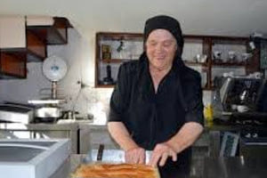 Όσοι είχαν πάει έστω και μια φορά στ’ Ανώγεια θα ξέρουν το καταπληκτικό γαλακτομπούρεκο που έφτιαχνε η Αλκυόνη Σκανδάλη-Καλομοίρη