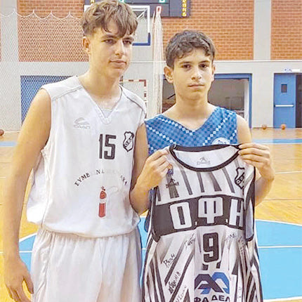 Σε μία συγκινητική κίνηση προχώρησαν οι αθλητές του παιδικού τμήματος μπάσκετ του ΟΦΗ 1’ πριν από το τζάμπολ του αγώνα τους με τον Κύδωνα στα Χανιά. Έτοίμασαν σε συνεργασία με τη διοίκηση και τους προπονητές μία φανέλα που έγραφε: