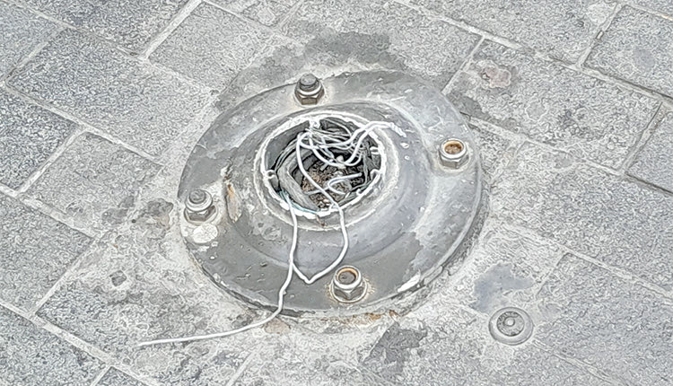 Άφησαν τη βάση!
Καλώς ή κακώς, αφαιρέθηκε το φωτιστικό στοιχείο παραπλεύρως του Αγίου Μάρκου (πλ. Ελ. Βενιζέλου - Λιοντάρια). Μήπως θα έπρεπε να αφαιρεθεί και η μεταλλική βάση που απέμεινε, ώστε να μην αποτελεί επικίνδυνο σημείο για τον ανυποψίαστο διερχόμενο;
Ο προστατευτικός πλαστικός κώνος - κάλυμμα - δεν είναι λύση και δεν βρίσκεται πάντα στη θέση του. 			             B.Σ.