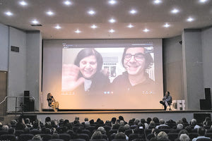 Ο Φατίχ Ακίν με την μητέρα του μίλησαν διαδικτυακά στο φεστιβάλ