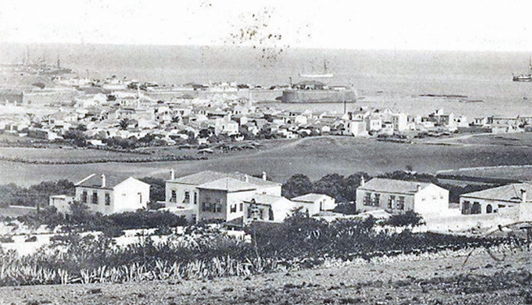 ΦΩΤΟΗΜΕΡΑΣ: 1904. Το Ηράκλειο και το λιμάνι φωτογραφημένο από την περιοχή του Πόρου - Κατσαμπά.