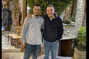 Μπορεί στον ΣΥΡΙΖΑ να ανησυχούν, μπορεί πολλά στελέχη να ζητούν την παρέμβασή του, ο Αλέξης Τσίπρας, όμως, επιμένει να κρατά αποστάσεις από τα εσωκομματικά, χωρίς να παίρνει θέση στις διαφωνίες συντρόφων και πρώην υπουργών του με τον Στέφανο Κασσελάκη.