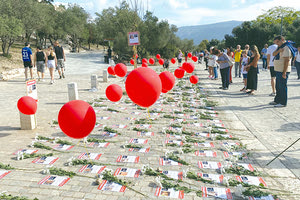 Συγκλονιστική στιγμή. Χθες στην Αθήνα στη Διονυσίου Αρεοπαγίτου, οι Ισραηλινοί που ζουν στη χώρα μας μοιράστηκαν την αγωνία τους για τη μοίρα των 229 ομήρων.