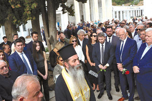 Κανείς δεν την ξέχασε. Σε κλίμα συγκίνησης τελέστηκε στο Α' Νεκροταφείο τρισάγιο στη μνήμη της αείμνηστης Φώφης Γεννηματά για τη συμπλήρωση 2 χρόνων από τον θάνατό της. Ο πρόεδρος του ΠΑΣΟΚ Νίκος Ανδρουλάκης, το σύνολο της Κ.Ο του κόμματος αλλά και  πλήθος στελεχών έδωσαν το “παρών”.