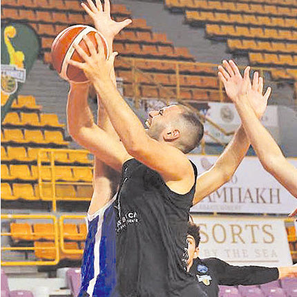 έστω το εξοχικό του. Από την στιγμή που του πάει γούρι γιατί να γυρίσει στο Ηράκλειο; 
Ν.Μ.

Παιχνίδι 2,5 ωρών 			στα «Δύο Αοράκια»