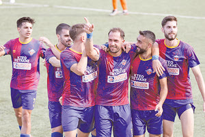 Οι ποδοσφαιριστές του Αλμυρού πανηγυρίζουν το δεύτερο τέρμα που πέτυχε με πέναλτι ο Γιαλούσης