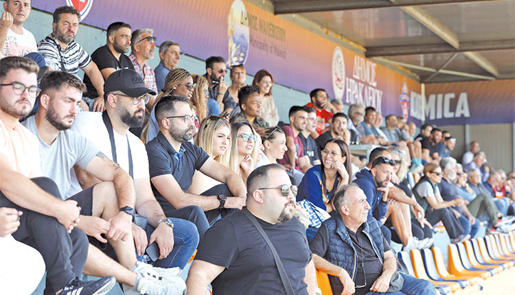 Αρκετός κόσμος και χθες ενίσχυσε τον Αλμυρό