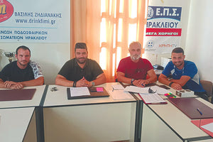 Οι κ.κ. Πετούσης, Παπαγγελής με τους προπονητές κ.κ. Κασαπάκη (αριστερά), Μπαστάκη (δεξιά)