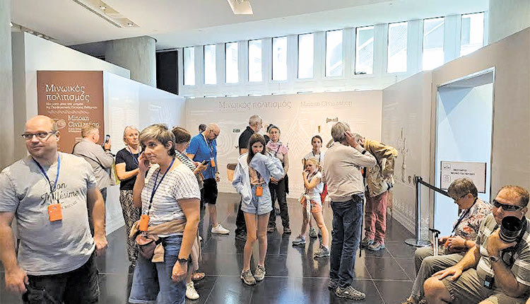 ΠΑΡΟΥΣΙΑΣΤΗΚΕ Η ΕΚΔΟΣΗ ΜΕ ΤΑ ΕΠΙΣΚΕΨΙΜΑ ΜΝΗΜΕΙΑ ΣΤΟ ΡΕΘΥΜΝΟ ΚΑΙ ΕΚΘΕΣΗ ΦΩΤΟΓΡΑΦΙΑΣ
Ο Μινωικός Πολιτισμός εντυπωσιάζει στο Μουσείο της Ακρόπολης
