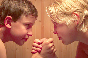 ΜΕΤΑ ΑΠΟ ΠΟΛΥΜΗΝΗ ΕΔΕ: Δικαιώθηκε η εκπαιδευτικός που πρόβαλε την ταινία «Αγόρια στο ντους»