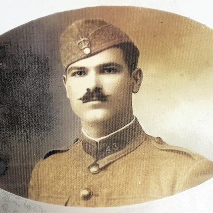 Ο Γιώργος Χναράκης, ο καλύτερος φίλος του Γιώργου Χαραλαμπάκη. Μαζί στις μάχες με τους Ιταλούς, ήταν και οι δύο πολυβολητές. Στο σημείωμά του, ο Γιώργος Χαραλαμπάκης δε σταματά να εκθειάζει τα προσόντα και τη λεβεντιά του φίλου του Χναράκη. Η φωτογραφία ανήκει στον γιο του Γεωργίου Χναράκη  τον γιατρό Μανόλη Χναράκη και την απέστειλε από το προσωπικό της αρχείο στον γιατρό, η κ. Μαρίνα Λαμπράκη Πλάκα στις 17 Ιανουαρίου 2007­