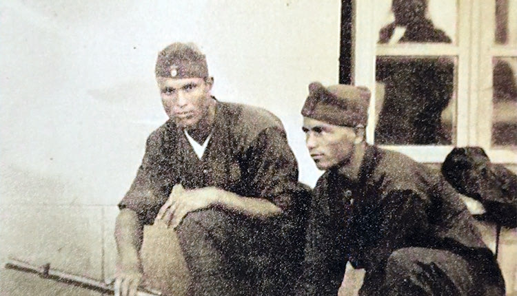 Ο Γεώργιος Μιχαήλ Χαραλαμπάκης (αριστερά) με τον φίλο του Σταύρο Βακιρτζή (δεξιά), ποδοσφαιριστή του ΟΦΗ Ηρακλείου, λίγο πριν το ξέσπασμα του Ελληνοϊταλικού πολέμου