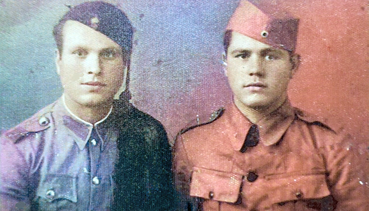 Ο Γεώργιος Χαραλαμπάκης (αριστερά) με τον φίλο του Αντώνη Μουντράκη από τις Στάβγιες (δεξιά) σε φωτογραφία του έτους 1938, όταν υπηρετούσαν τη στρατιωτική τους θητεία. Και οι δυο φίλοι πήραν μέρος στον Ελληνοϊταλικό πόλεμο, ο Γεώργιος Χαραλαμπάκης έμεινε ανάπηρος από κρυοπαγήματα και ο Αντώνης Μουντράκης πέθανε στο 2ο Στρατιωτικό Νοσοκομείο Ιωαννίνων από τα τραύματά του στις 16 Απριλίου 1941