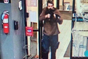 Ελεύθερος και οπλισμένος ο μακελάρης των ΗΠΑ