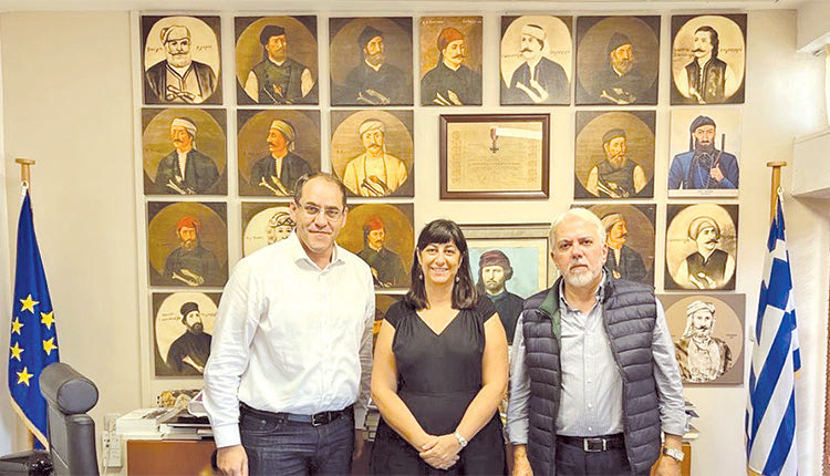 Η Καρντόζο με τον δήμαρχο Ανωγείων κ. Κεφαλογιάννηκαι τον κ. Αεράκη 