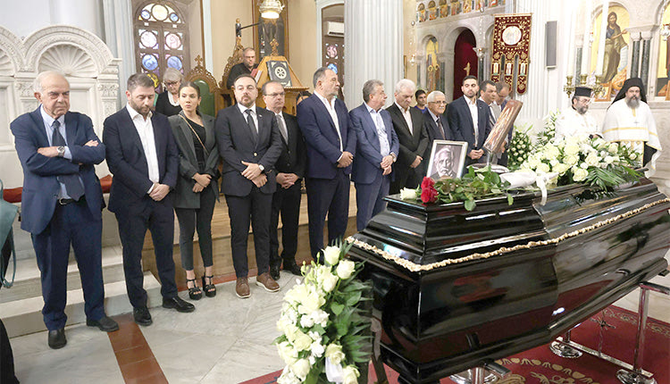 λαμπρινος Συγκίνησαν με τους επικήδειους 