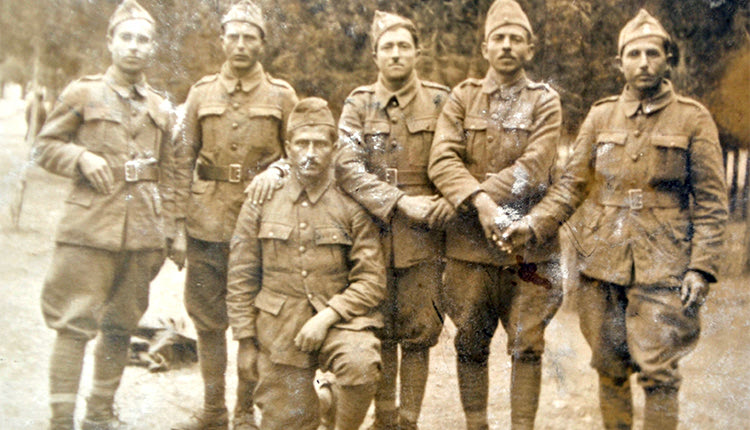 27 Νοεμβρίου 1940. Επίστρατοι Καστελλιανοί πριν την μετάβασή τους στο μέτωπο του Ελληνοϊταλικού πολέμου. Από αριστερά: Πέτρος Ταχατάκης, Νίκος Μπουμπουλάκης, Φραγκιός Παπαδάκης, Κωστής Μπουμπουλάκης, Μανόλης Μπουμπουλάκης. Στα γόνατα μπροστά ο Μανόλης Γρινάκης
