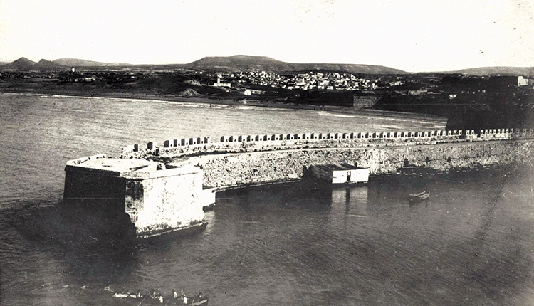 ΦΩΤΟΗΜΕΡΑΣ: TO ΛΙΜΑΝΙ του Ηρακλείου από την εποχή που υπήρχε ο μικρός Κούλες.