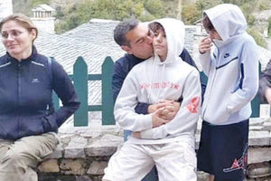 Συνεχίζει αυτές τις μέρες την περιοδεία του στην Ήπειρο ο Τσίπρας. Με την Μπέτυ και τα παιδιά τους. Πήγε στα Γιάννενα, πήγε στα Τζουμέρκα και στο Συρράκο. Κατά την επίσκεψή του, συναντήθηκε με τον επικεφαλής της περιφερειακής παράταξης «Κοινό των Ηπειρωτών» Ιωάννη Στέφο και την νεοεκλεγείσα στο Τοπικό Συμβούλιο του Συρράκου, Ιωάννα Αυδίκου.